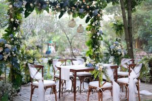 Dekorasi Pernikahan Outdoor Sederhana yang Elegan